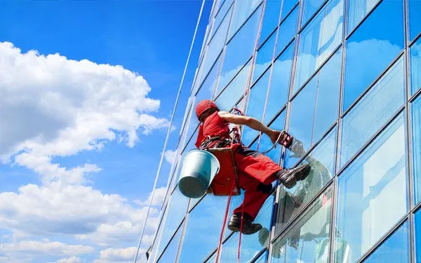Nettoyage de la façade vitrée d'un bâtiment par une équipe SQS